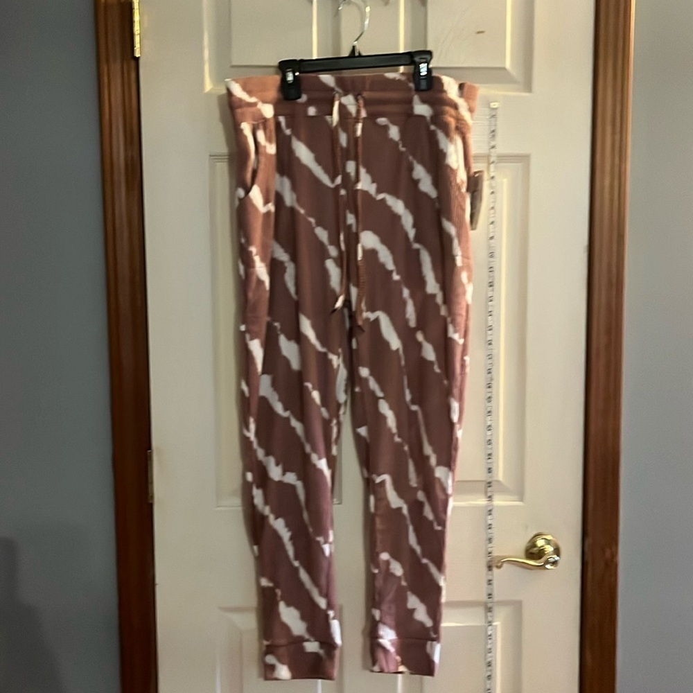 NWT-French laundry-1X-pink and white camo-ribbed, elastic waist sweatpants.